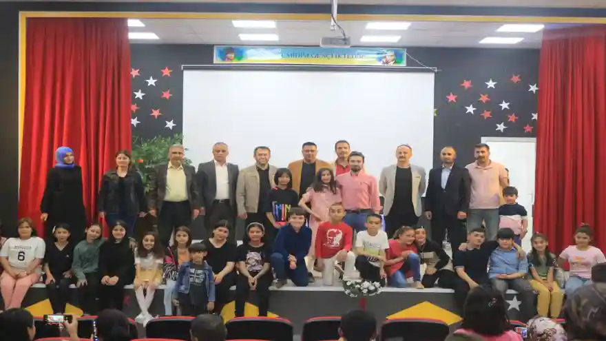 Ortaokul öğrencilerinden  "Melek" adlı tiyatro oyunu sergilendi