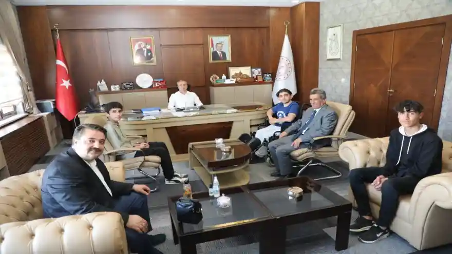 Ağrı Milli Eğitim Müdürü Kökrek, Türkiye Şampiyonu ve Başarılı Öğrencileri Kabul Etti