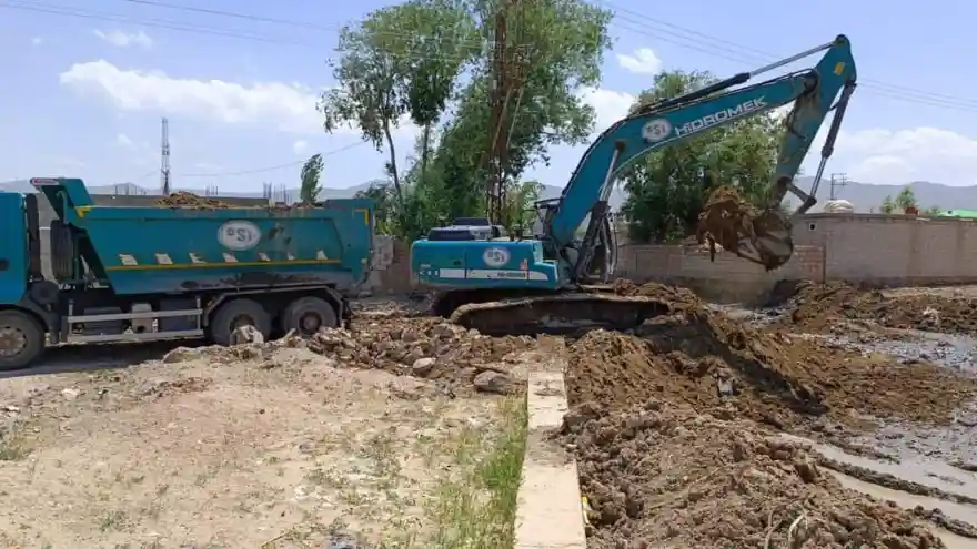 DSİ Doğubayazıt'ta Dere yataklarını temizliyor