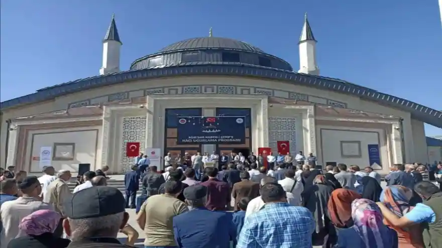 Ağrılı Hacı Adayları Kutsal Topraklara Uğurlandı