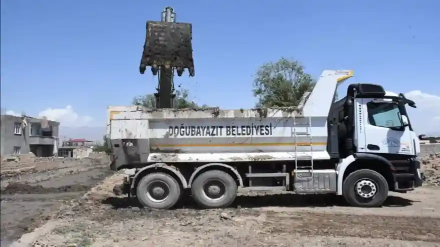 DOĞUBAYAZIT’TAKİ DERE TEMİZLİĞİ DEVAM EDİYOR