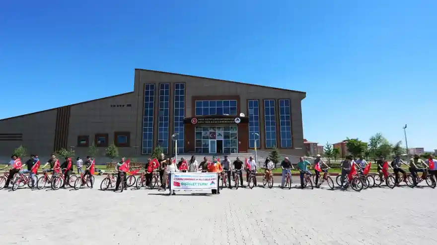 Ağrı İbrahim Çeçen Üniversitesinde Bisiklet Turu ve Dağ Tırmanışı Düzenlendi