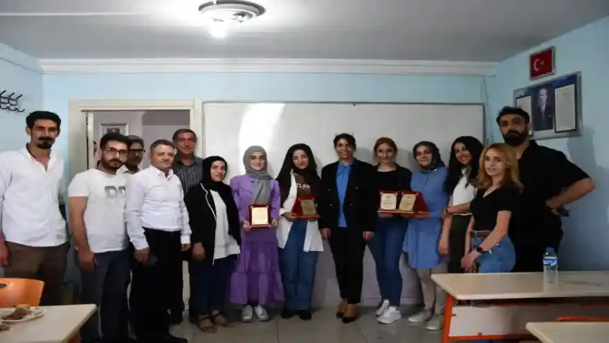 Başkan Acar YKS birincisini ziyaret ederek plaket verdi