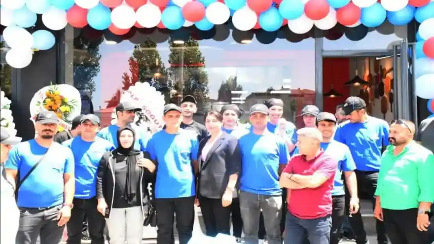 Başkan Acar Doğubayazıt'ta yeni açılan işyerinin açılışını yaptı