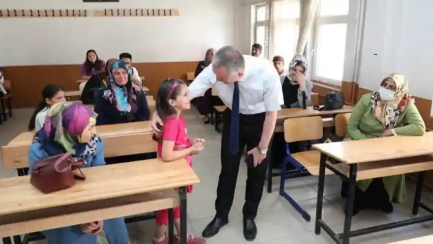 MİLLİ EĞİTİM MÜDÜRÜ KÖKREK, OKULLARDA AÇILAN YAZ KURSLARINI ZİYARET ETTİ