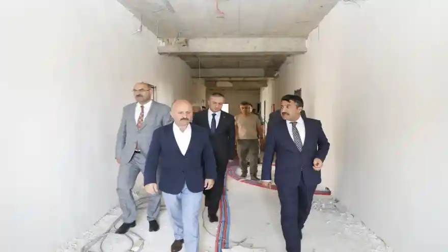 Vali  Varol, Eleşkirt İlçesinde Yeni Yapılan Okulda İncelemelerde bulundu