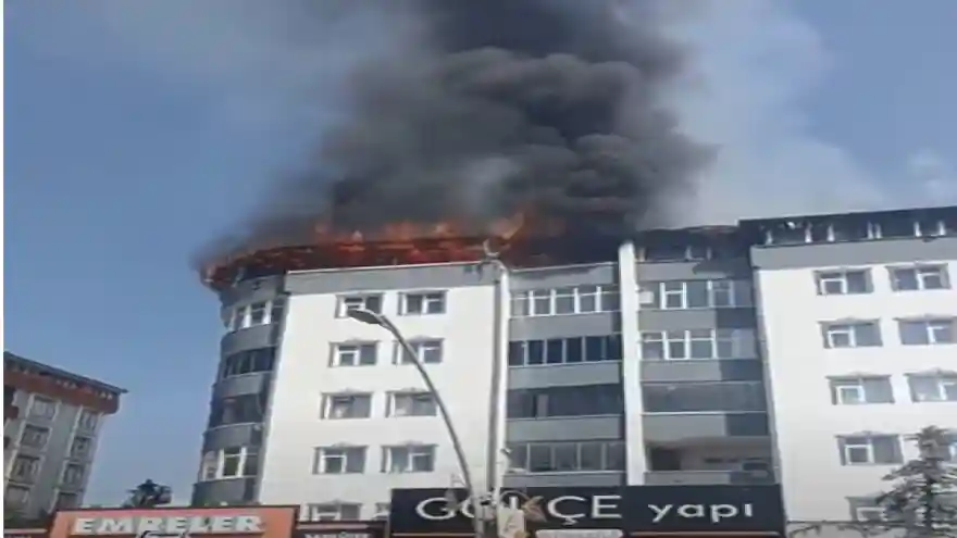 Ağrı'da Çatı Katında Çıkan Yangın Güçlükle Söndürüldü