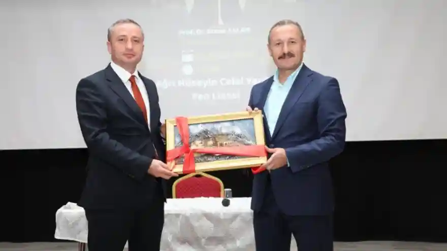 AĞRI'DA LİSE ÖĞRENCİLERİNE YÖNELİK FUAT SEZGİN VE İSLAM BİLİMLER TARİHİ ADLI KONFERANS VERİLDİ