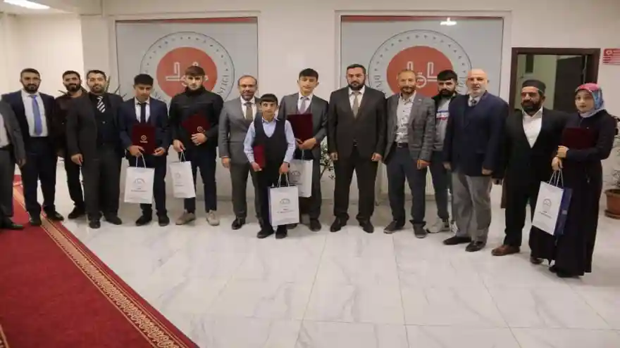 HAFIZLAR BELGELERİNE KAVUŞTU