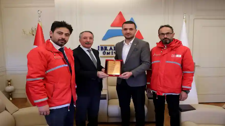 Ağrı İ.Ç. Üniversitesine Kızılay’dan Madalya ve Plaket