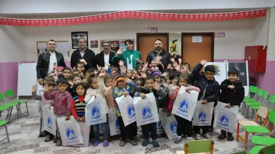 Belediye Başkanı Acar, çocuklara kitap hediye etti