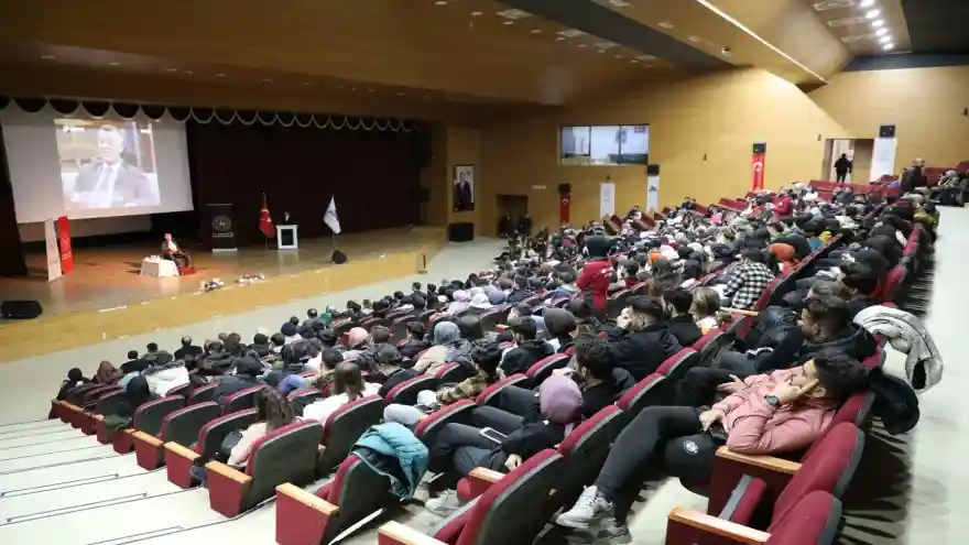 Sanatçı Metin Şentürk Ağrı'da Gençlerle Bir Araya Geldi