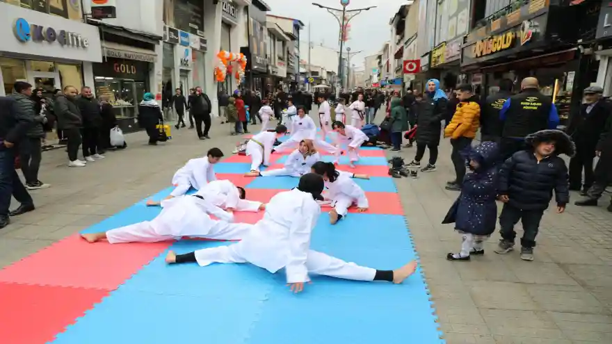 Ağrı’da "Sosyal Medyadan Sosyal Meydana" Etkinliği 