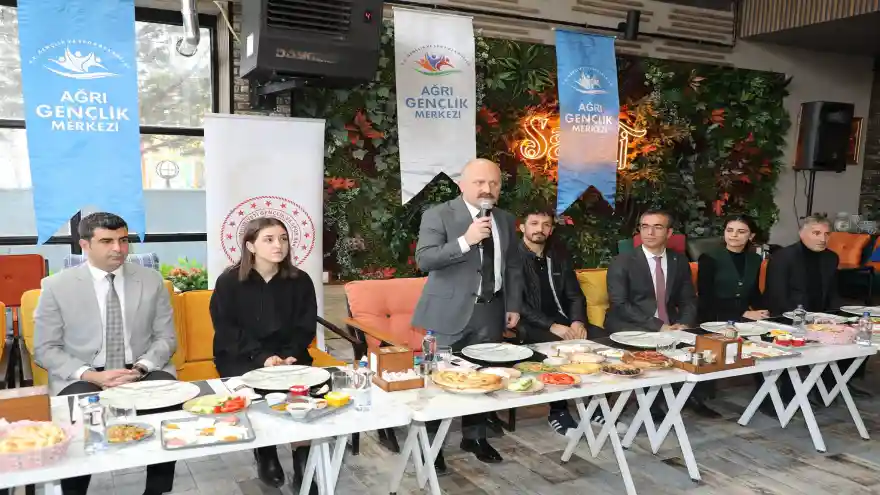 Vali Varol  Gönüllü Gençlerle bir araya geldi