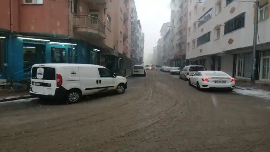 Doğubayazıt’ta karla karışık yağmur etkisini gösterdi
