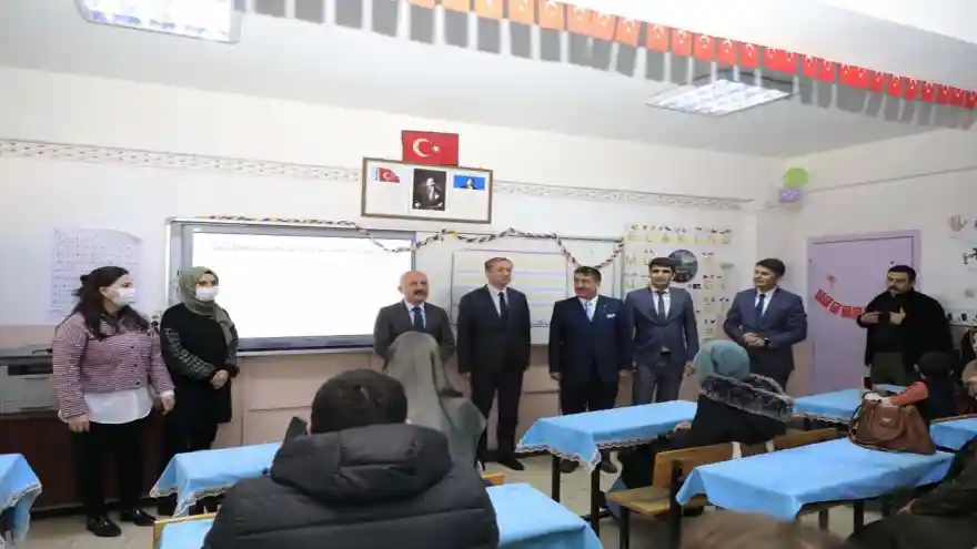 AĞRI'DA VELİLER ÇOCUKLARIYLA AYNI SIRALARDA DERS GÖRÜYOR