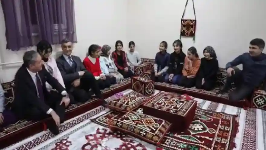 Ağrı’da otel konforunda yapılan pansiyonlarda kalan öğrenciler müzik eşliğinde stres atıyor