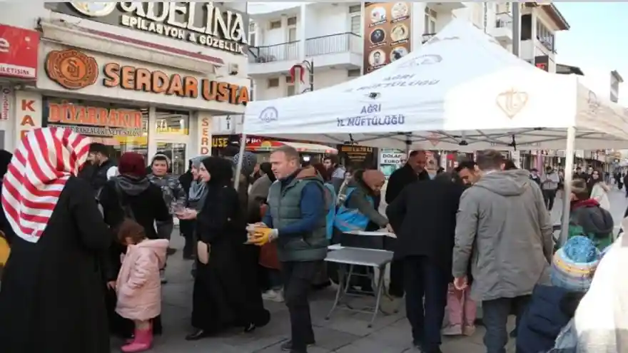 TDV Gençlik Kandil Simidi İkram Etti