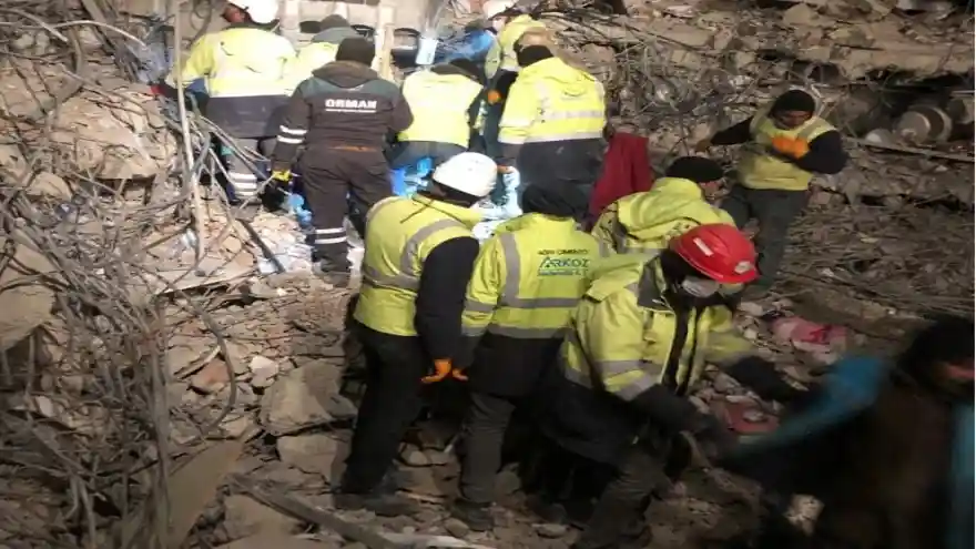 ARKOZ Çimento, Enkaz Bölgesinde Arama Kurtarma Çalışmalarına Devam Ediyor