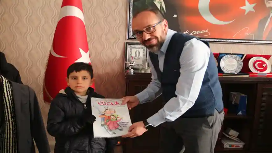 Ağrılı Mahir Kumbarasını Depremzede Kardeşlerine Açtı