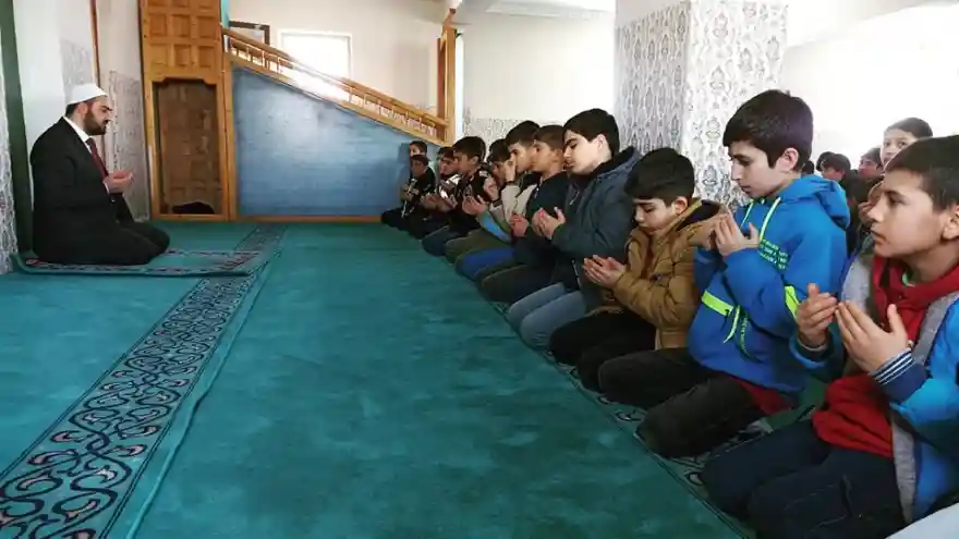 Ağrı'lı Küçük Hafızlardan Depremde Vefat Edenler İçin Dua