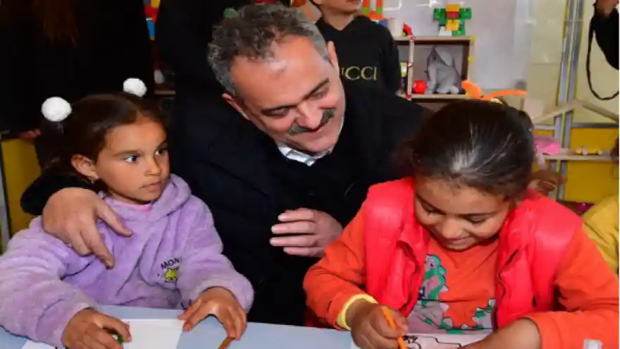 DEPREMZEDE ÖĞRENCİLERE EĞİTİM SETİ GÖNDERİLDİ