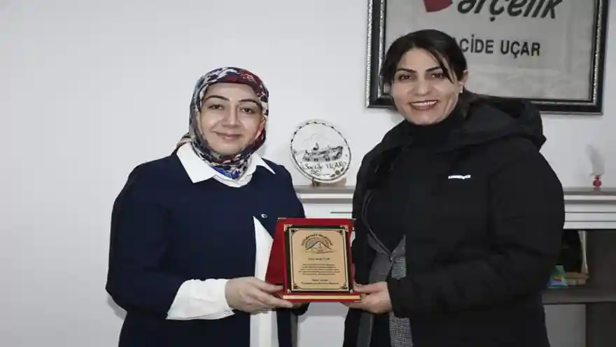 Başkan Acar'dan İş İnsanı Sacide Uçar'a Plaket