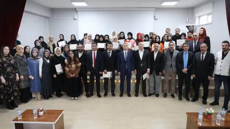 Doğubayazıt Said-i Nursi İmam Hatip Ortaokulu öğrencisi Asya Sarigene birinci oldu