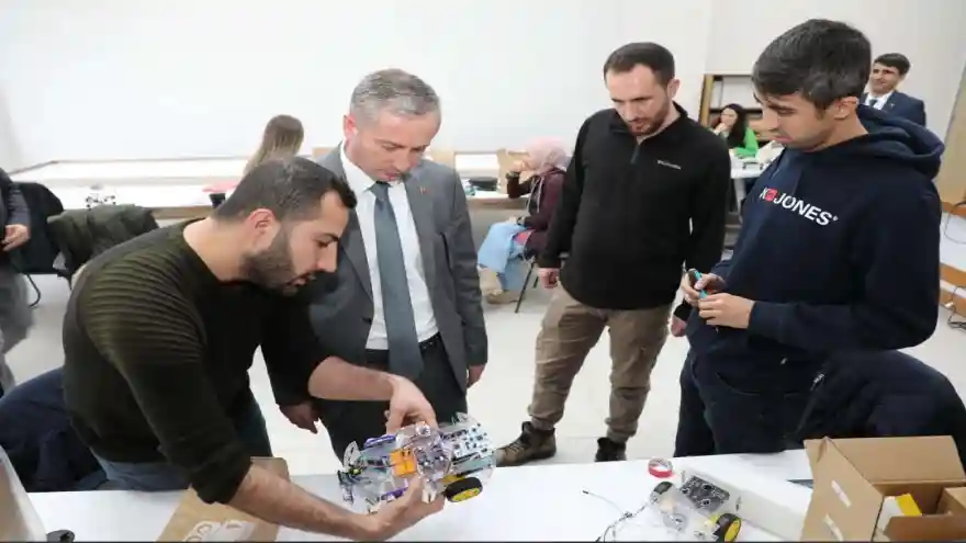 MİLLİ EĞİTİM MÜDÜRÜ KÖKREK, AĞRI'NIN ZİRVESİNDE TEKNOLOJİ YARIŞMASININ ÇALIŞMALARINI İNCELEDİ