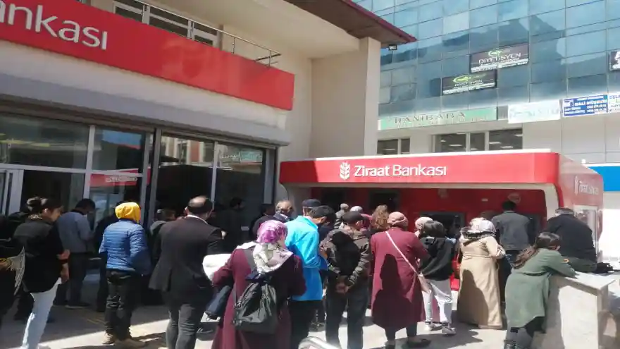 Banka şubeleri önünde kuyruklar