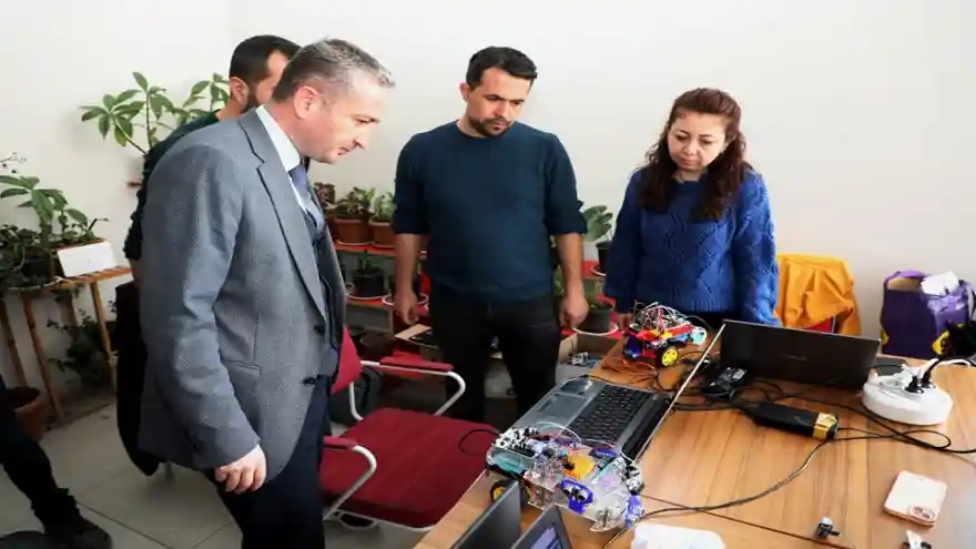 Ağrı Milli Eğitim Müdürü Kökrek, Geleceğin Bilim Adamlarının Ürettiği Robotları İnceledi