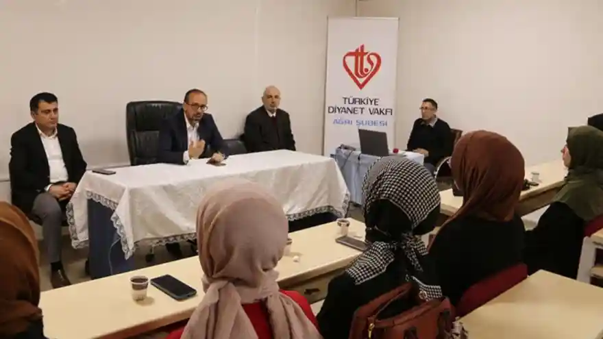 Ağrılı gönüllü gençler umreyle ödüllendirildi