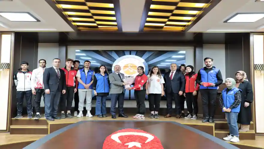 Vali Varol, sporcu gençlerle görüştü