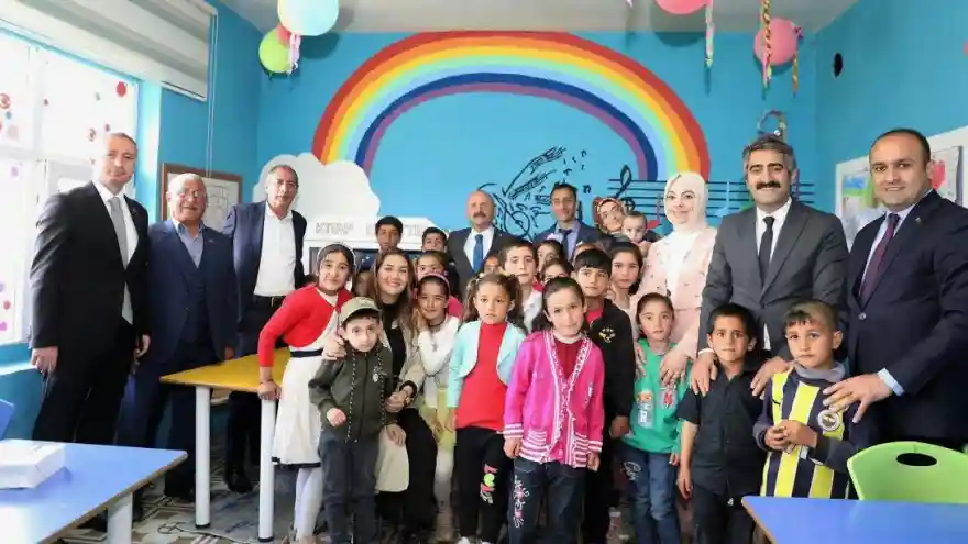 VALİ VAROL, ÖĞRENCİLERLE BİRLİKTE TOHUM EKİMİ GERÇEKLEŞTİRDİ