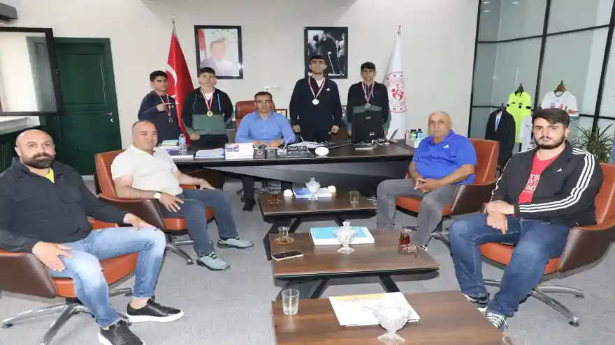 Gençlik ve Spor İl Müdürü Fedai Din, Boksörleri Tebrik Etti