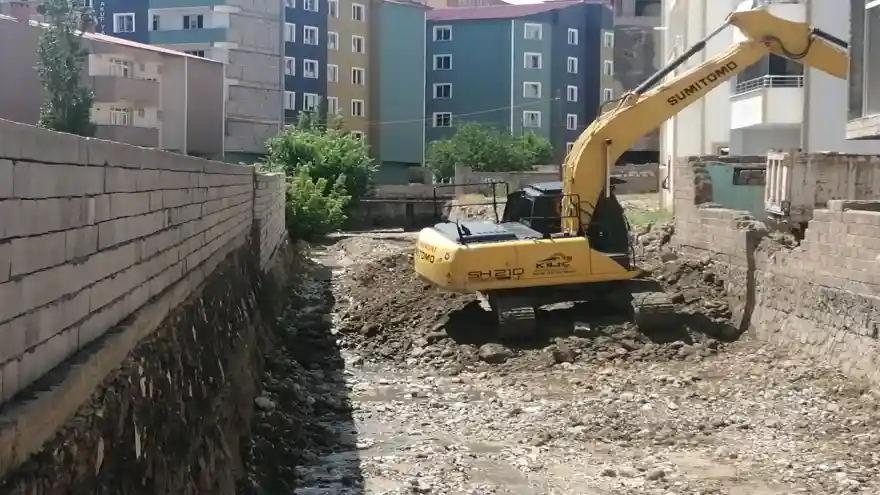 DOĞUBAYAZIT BELEDİYESİ DERE TEMİZLİK ÇALIŞMALARINA DEVAM EDİYOR