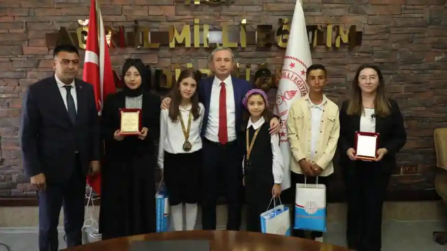 MÜDÜR KÖKREK, TÜBİTAK ŞAMPİYONU OLAN DOĞUBAYAZIT YBO ÖĞRENCİLERİNİ AĞIRLADI