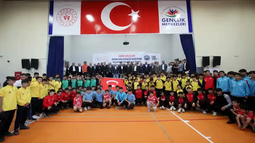 Ağrı'da spor kulüplerine spor malzemesi yardımı yapıldı