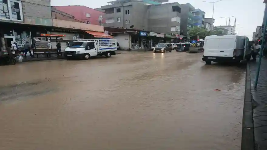 Ağrı Caddesi sular altında kaldı