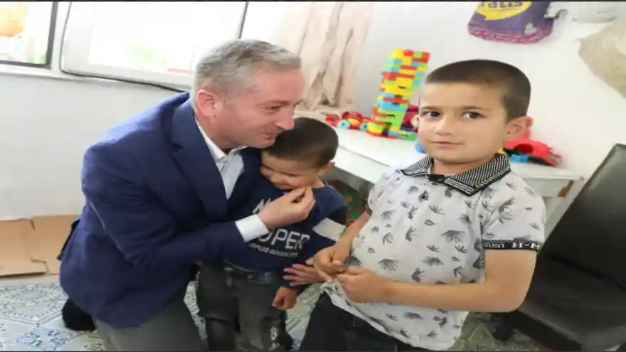 MİLLİ EĞİTİM MÜDÜRÜ KÖKREK, BAYRAMDA ÖZEL EĞİTİM ÖĞRENCİSİNİ EVİNDE ZİYARET ETTİ