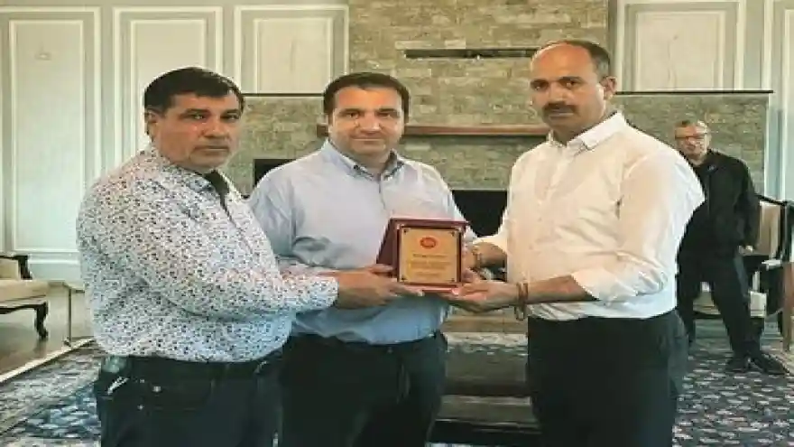 Doğubayazıt’lı İş İnsanı Bişar Çoktin’e Plaket