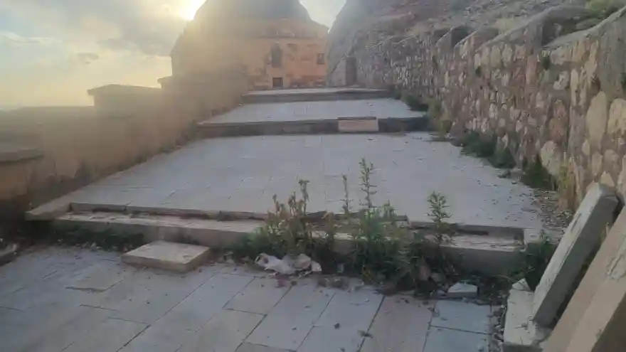 Tarihi Eski Beyazıt Camii çevresi harabeye dönmüş durumda