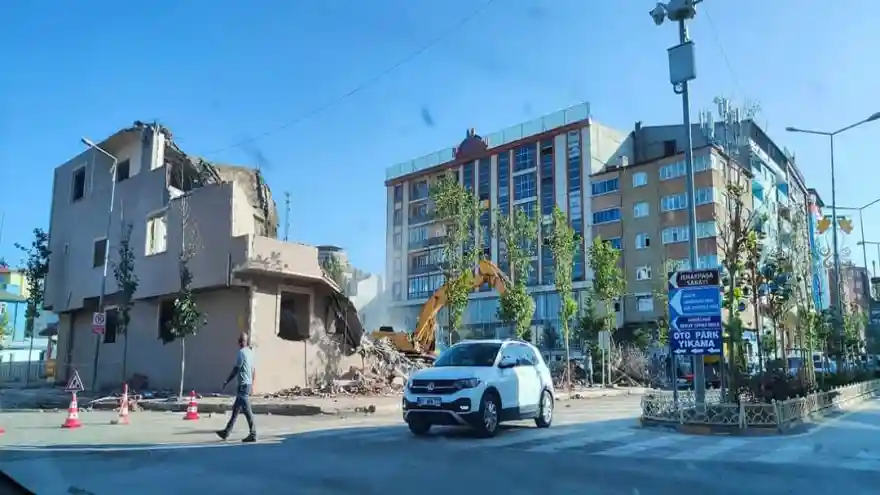 Doğubayazıt Belediye Binası Yıkıldı