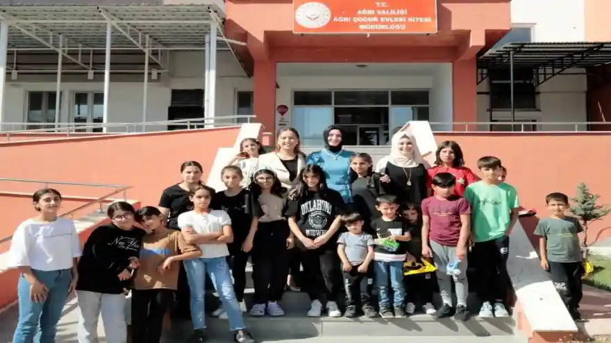 Ağrı Valisi’nin eşi, Çocukevleri Sitesi’nde çocuklarla buluştu