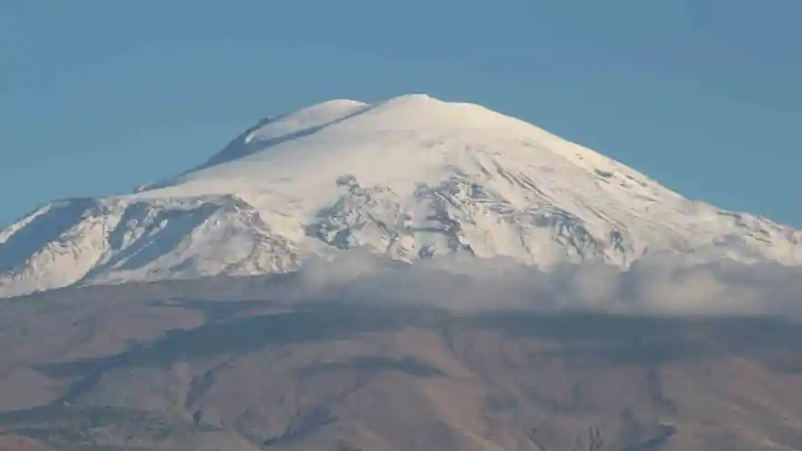 Ağrı Dağı’na mevsimin ilk karı yağdı