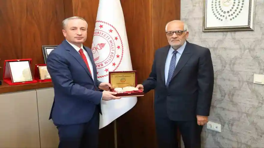 Ağrı’da 42 yıl eğitim veren öğretmen Rıfat Doğan emekli oldu