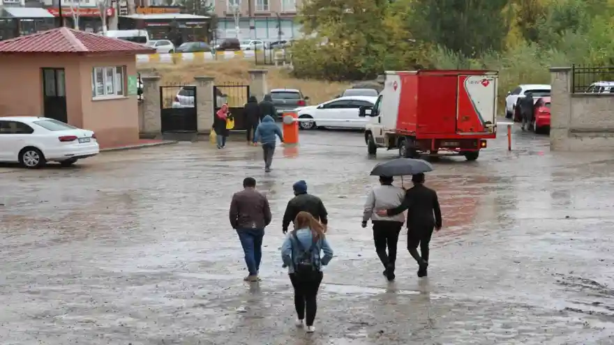 Ağrı’da sağanak yağış vatandaşları zor durumda bıraktı