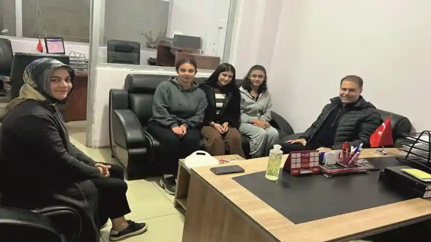 A Takımı Savaş Ay Lisesi Müdürü Servet Şahin ve Öğrencilerin Geleceğe Yolculuğu