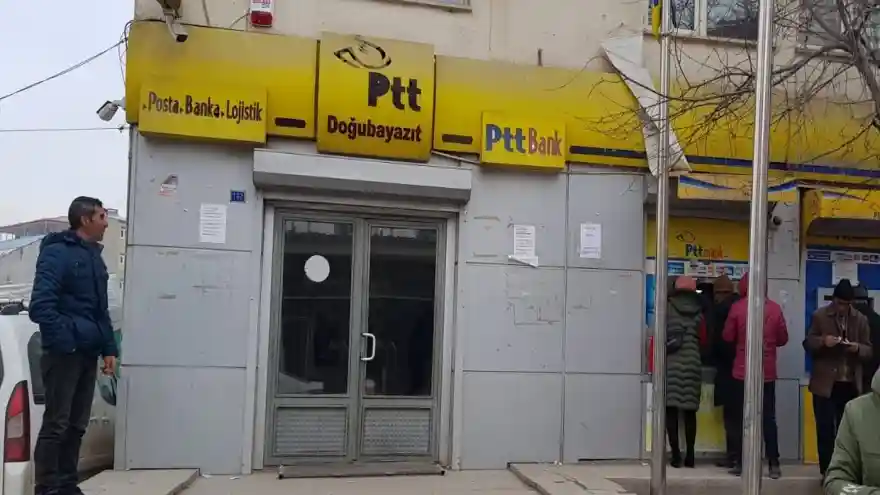 Doğubayazıt PTT Şubesinde, Müdürün Gişede Beklemesi ve Halkın uzun süre sıra Bekleyişi...
