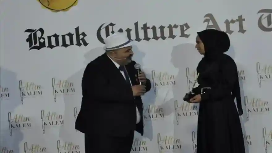 Doğubayazıt'lı Yazar Esra Can, Altın Kalem Ödülü aldı